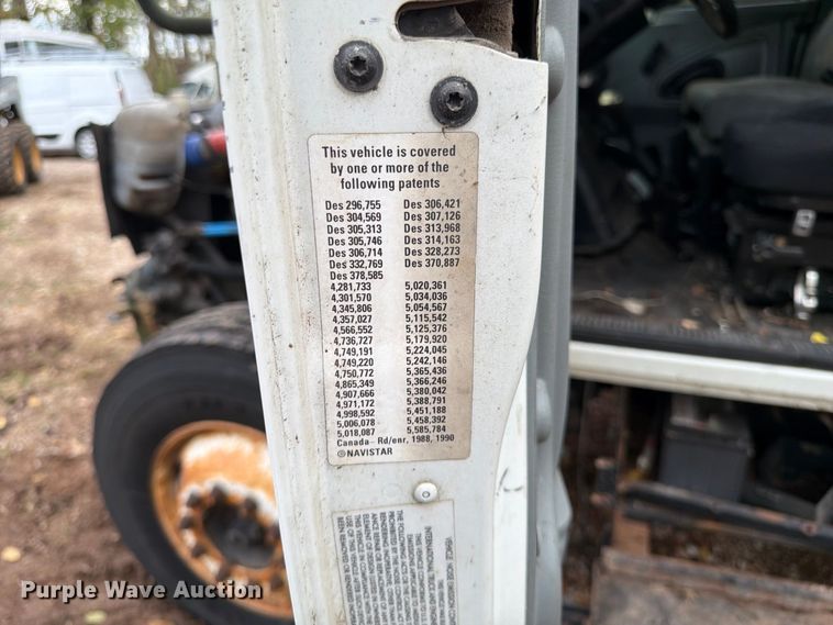 image for item FG0816 2002 International 4400 box truck