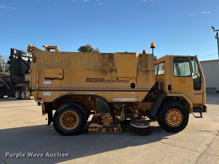 image for item FG0824 1993 Ford Cargo 7000 street sweeper truck