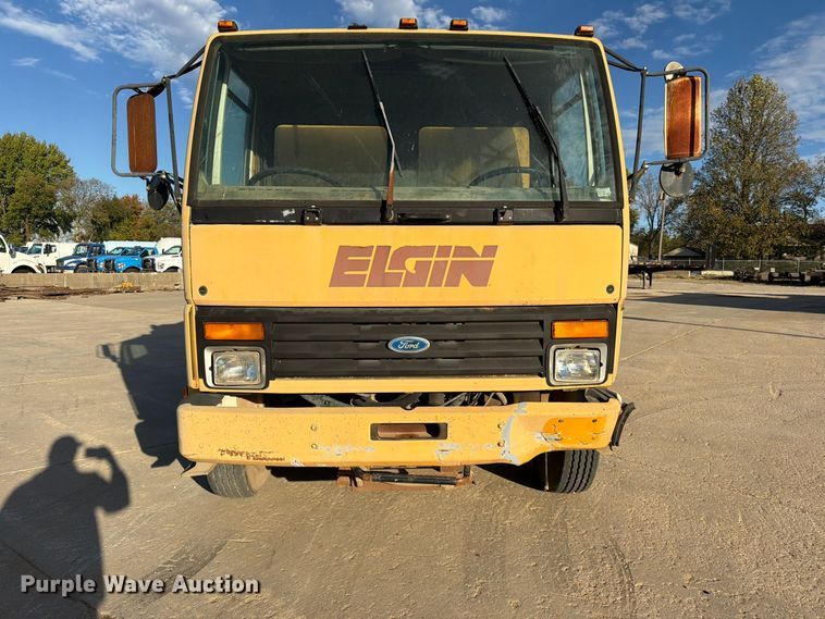 image for item FG0824 1993 Ford Cargo 7000 street sweeper truck