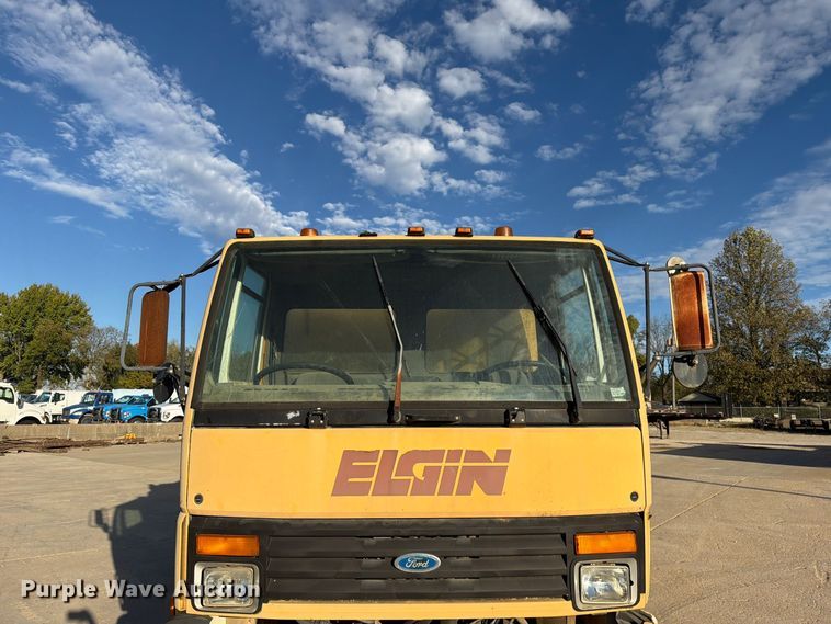 image for item FG0824 1993 Ford Cargo 7000 street sweeper truck