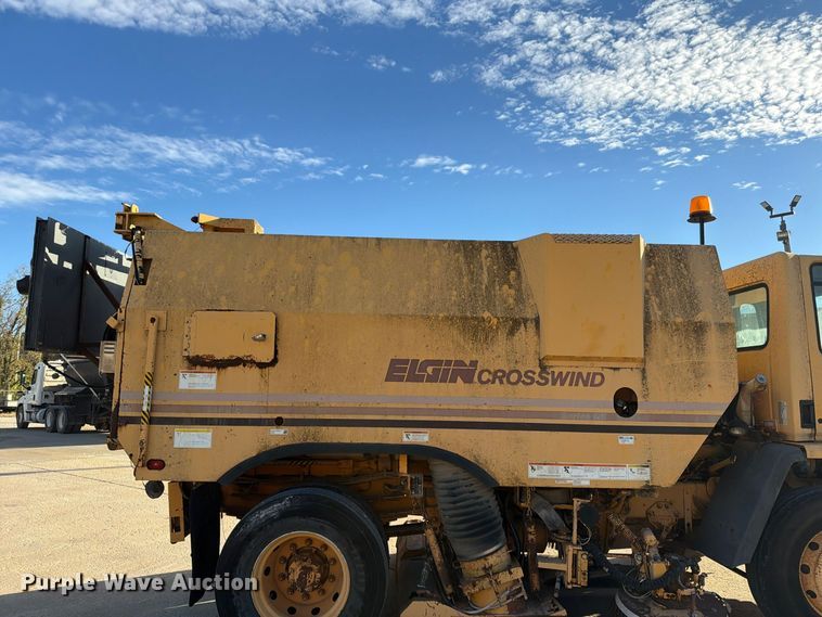 image for item FG0824 1993 Ford Cargo 7000 street sweeper truck