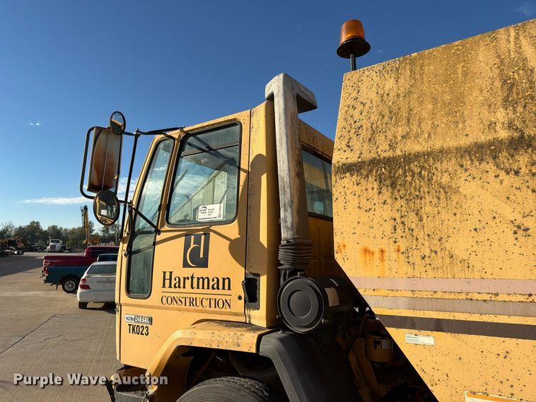 image for item FG0824 1993 Ford Cargo 7000 street sweeper truck