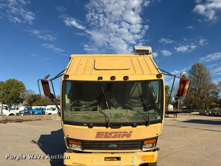 image for item FG0824 1993 Ford Cargo 7000 street sweeper truck