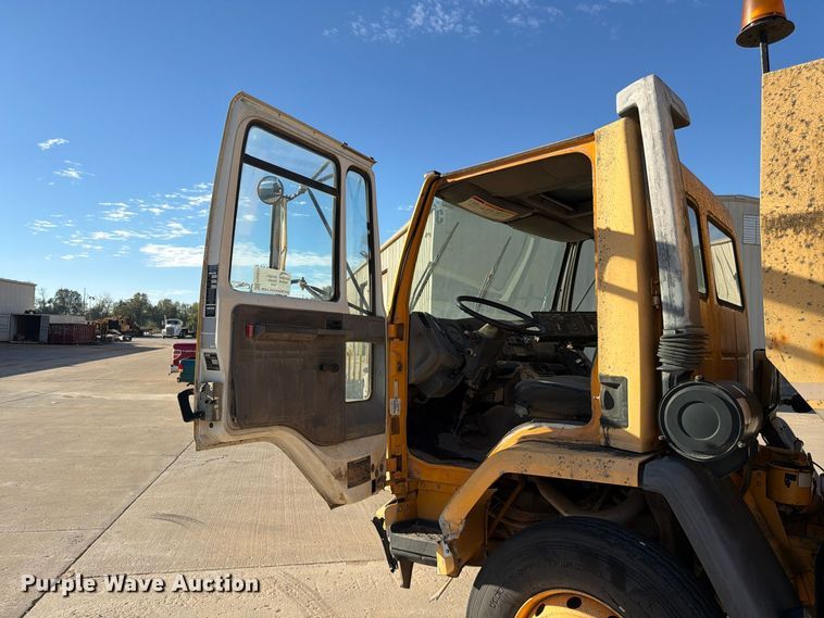 image for item FG0824 1993 Ford Cargo 7000 street sweeper truck
