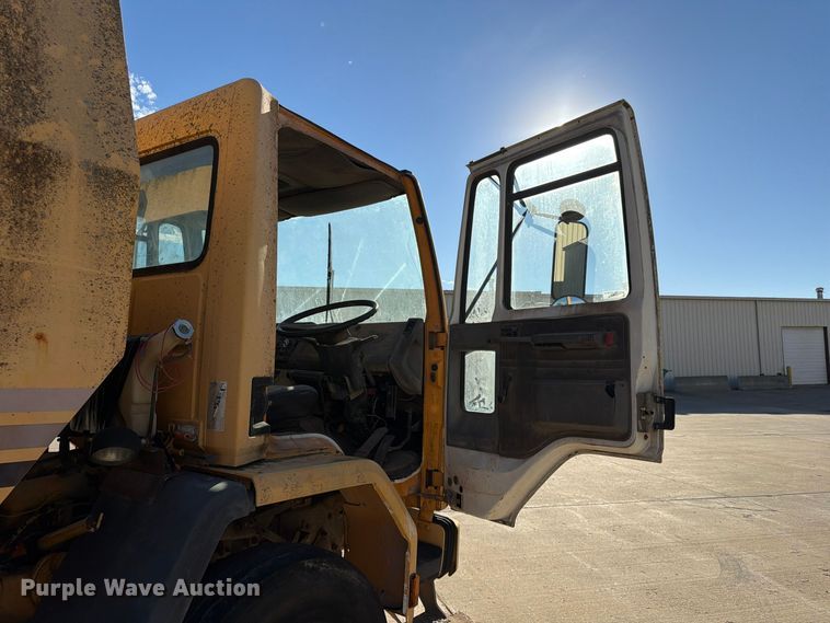 image for item FG0824 1993 Ford Cargo 7000 street sweeper truck
