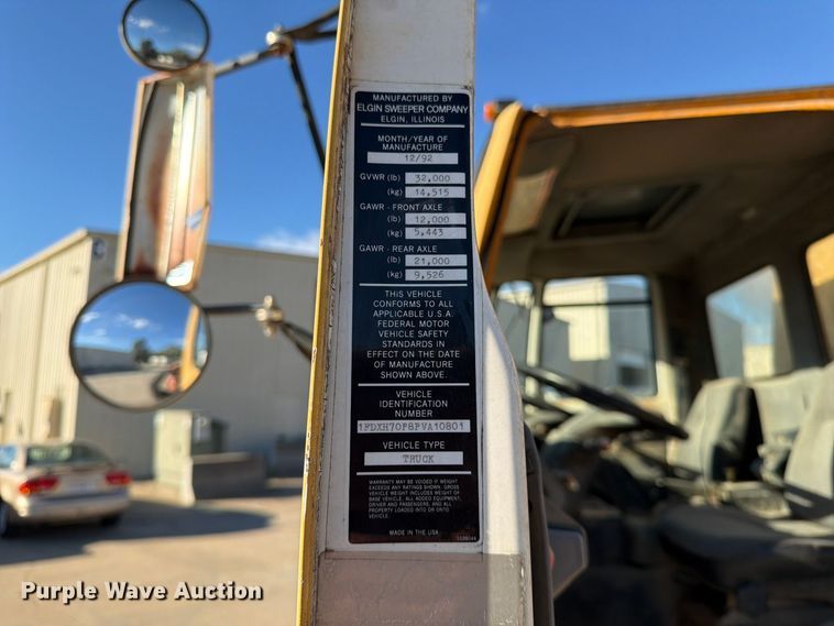 image for item FG0824 1993 Ford Cargo 7000 street sweeper truck