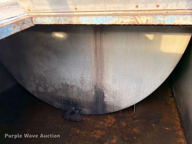image for item FG0833 10,000 gallon fuel tank with containment system