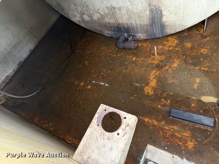 image for item FG0833 10,000 gallon fuel tank with containment system