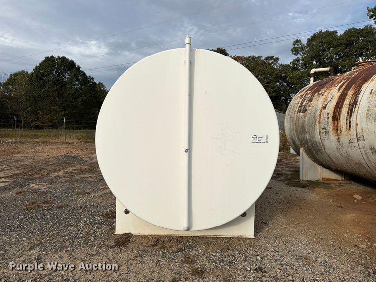 image for item FG0835 4,000 gallon fuel tank