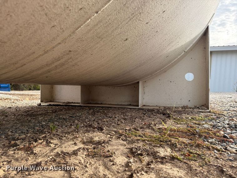 image for item FG0835 4,000 gallon fuel tank