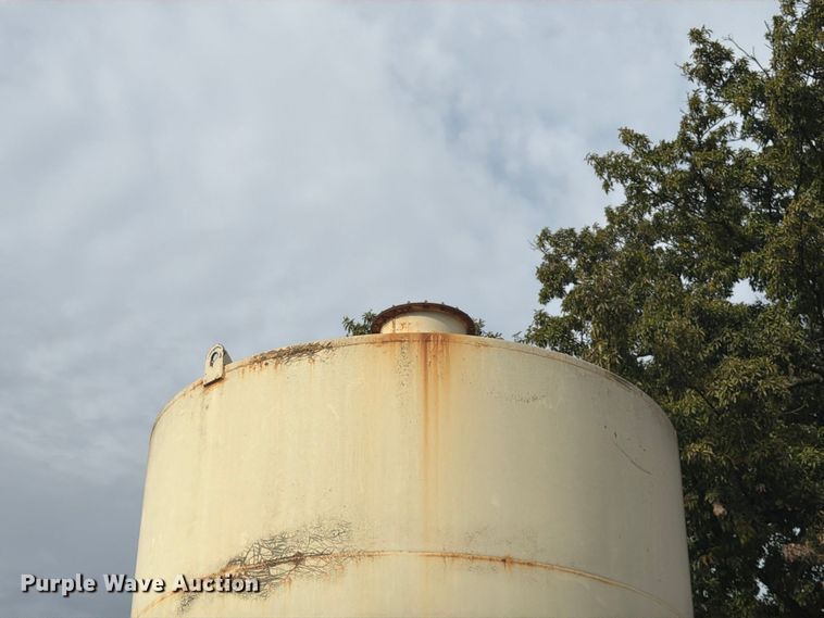 image for item FG0836 10,000 gallon fuel tank