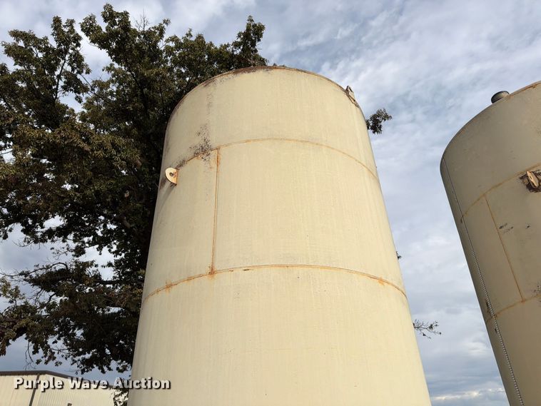 image for item FG0837 10,000 gallon fuel tank