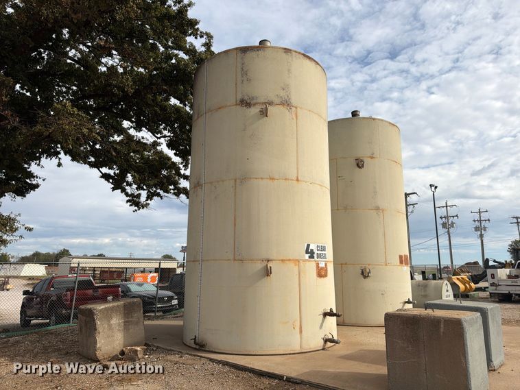 image for item FG0837 10,000 gallon fuel tank