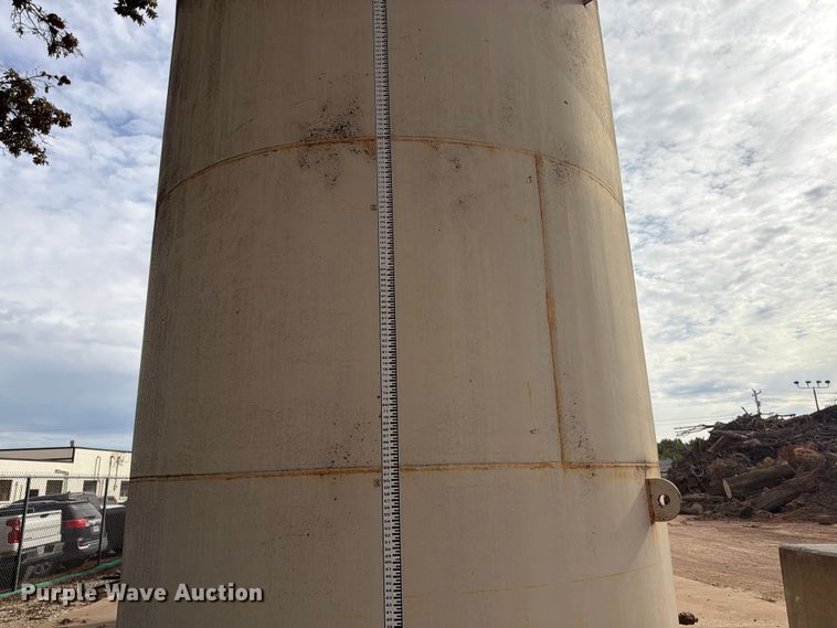 image for item FG0837 10,000 gallon fuel tank