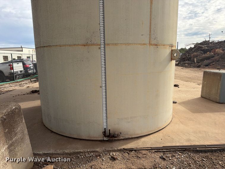 image for item FG0837 10,000 gallon fuel tank