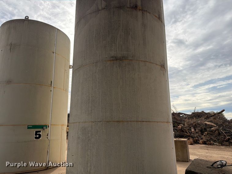 image for item FG0837 10,000 gallon fuel tank