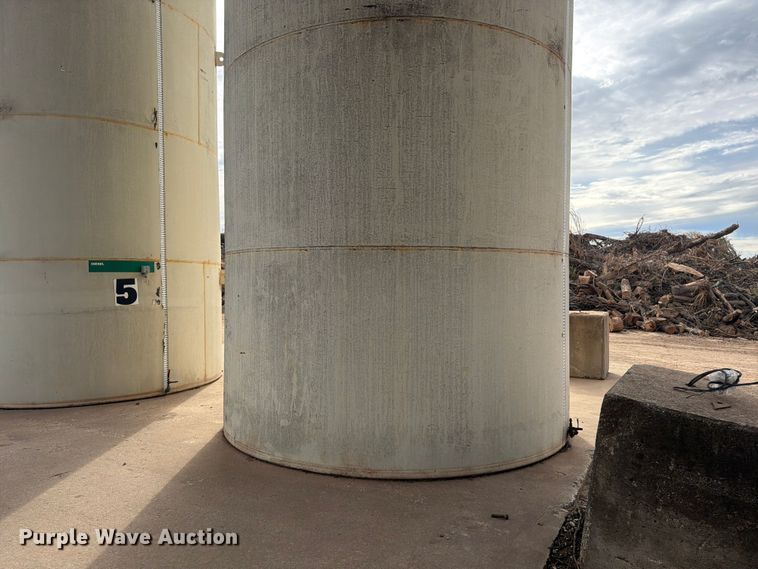 image for item FG0837 10,000 gallon fuel tank