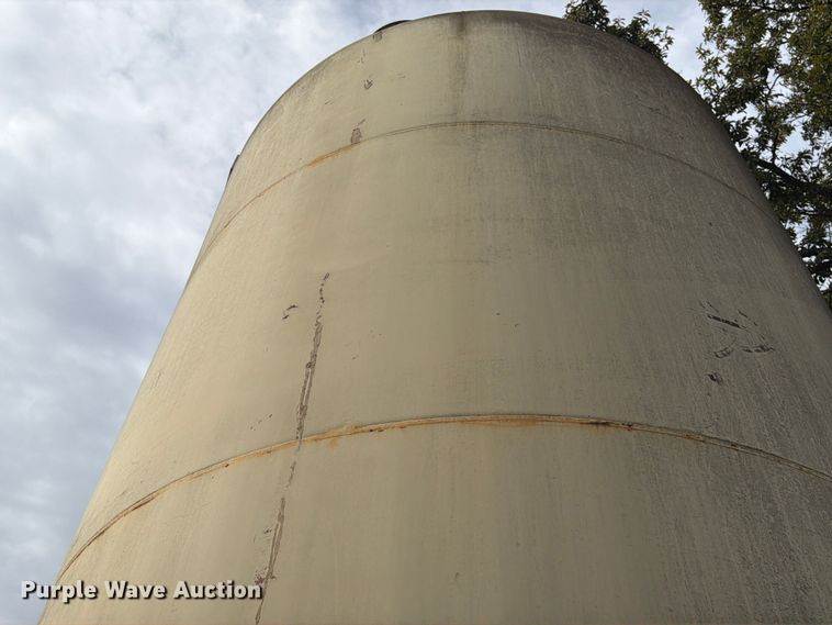 image for item FG0837 10,000 gallon fuel tank