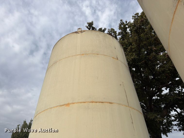 image for item FG0837 10,000 gallon fuel tank
