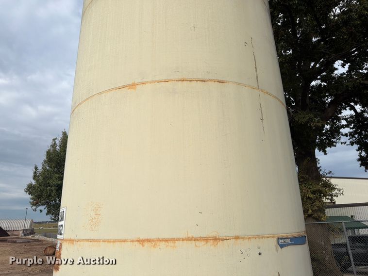 image for item FG0837 10,000 gallon fuel tank
