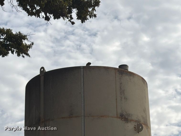 image for item FG0837 10,000 gallon fuel tank