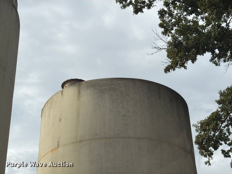 image for item FG0837 10,000 gallon fuel tank