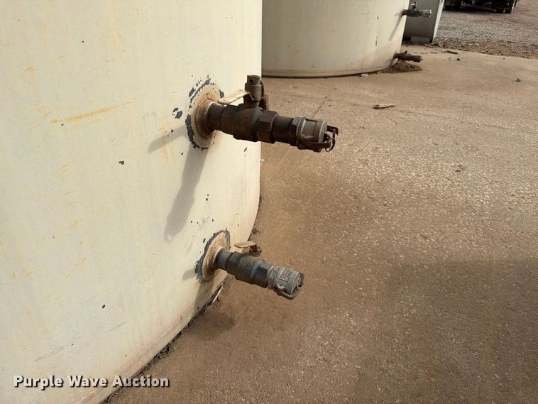 image for item FG0837 10,000 gallon fuel tank