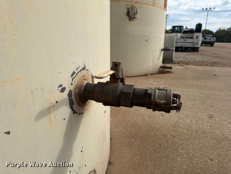 image for item FG0837 10,000 gallon fuel tank