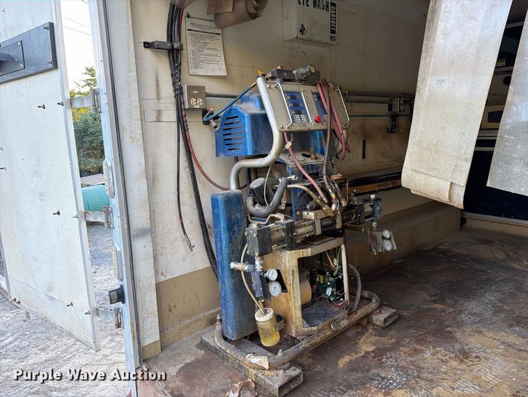 image for item FG3041 2014 CargoMate CFC8.528TAG enclosed cargo trailer