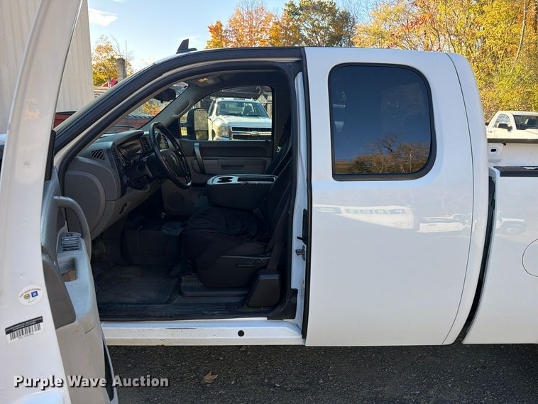 image for item FG3056 2013 Chevrolet Silverado 2500HD Ext. Cab pickup truck