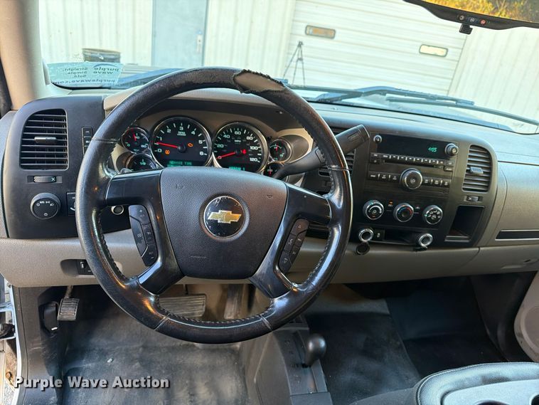 image for item FG3056 2013 Chevrolet Silverado 2500HD Ext. Cab pickup truck