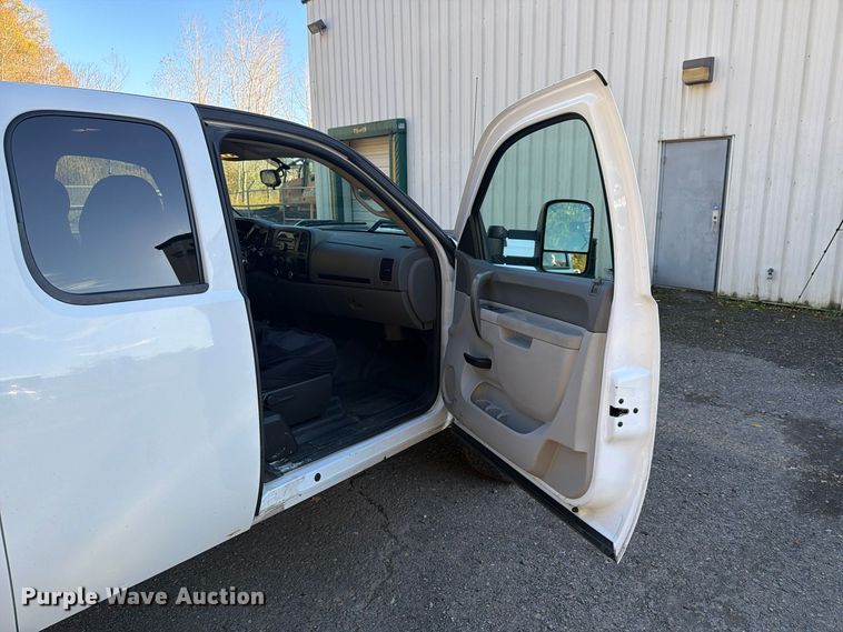 image for item FG3056 2013 Chevrolet Silverado 2500HD Ext. Cab pickup truck