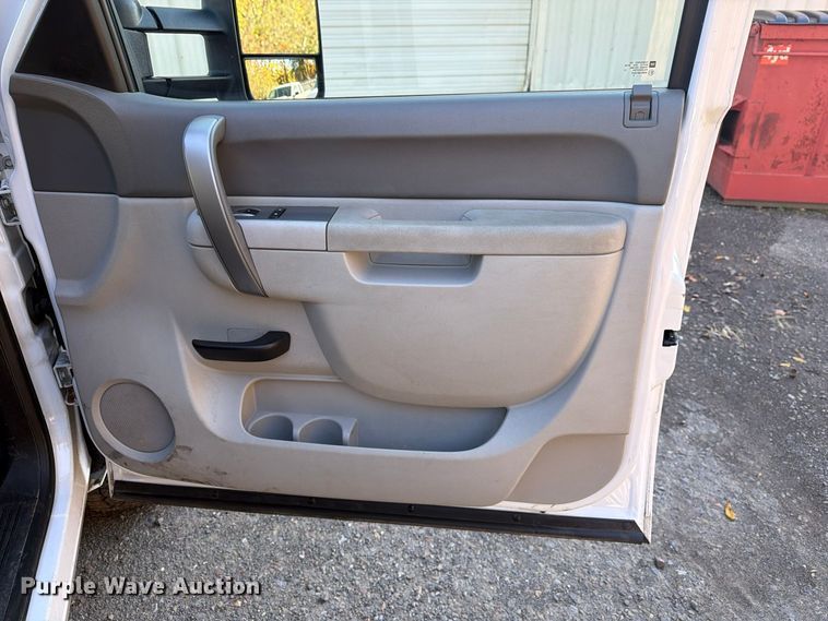 image for item FG3056 2013 Chevrolet Silverado 2500HD Ext. Cab pickup truck
