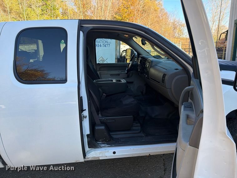image for item FG3056 2013 Chevrolet Silverado 2500HD Ext. Cab pickup truck