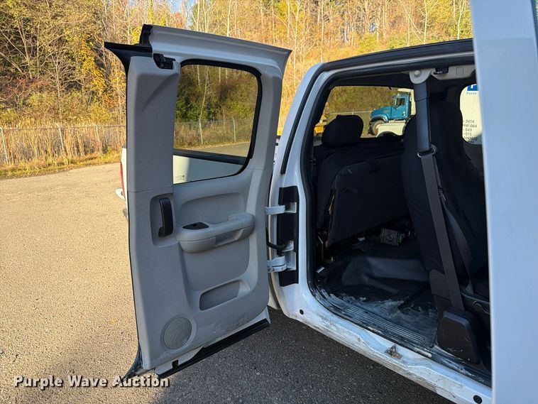 image for item FG3056 2013 Chevrolet Silverado 2500HD Ext. Cab pickup truck
