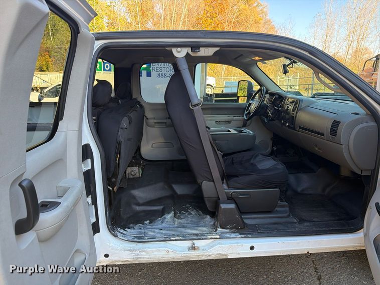 image for item FG3056 2013 Chevrolet Silverado 2500HD Ext. Cab pickup truck