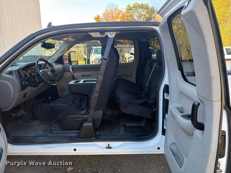 image for item FG3056 2013 Chevrolet Silverado 2500HD Ext. Cab pickup truck