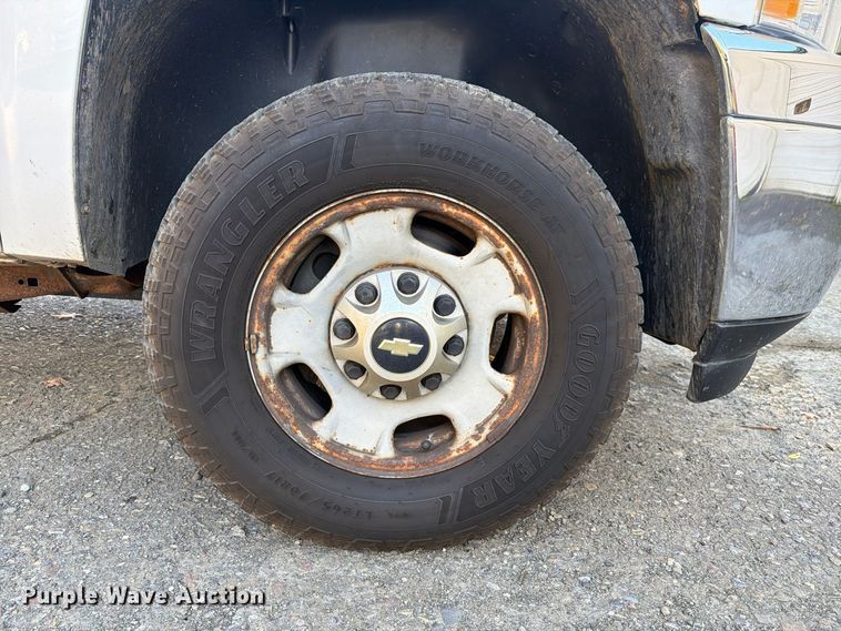 image for item FG3056 2013 Chevrolet Silverado 2500HD Ext. Cab pickup truck