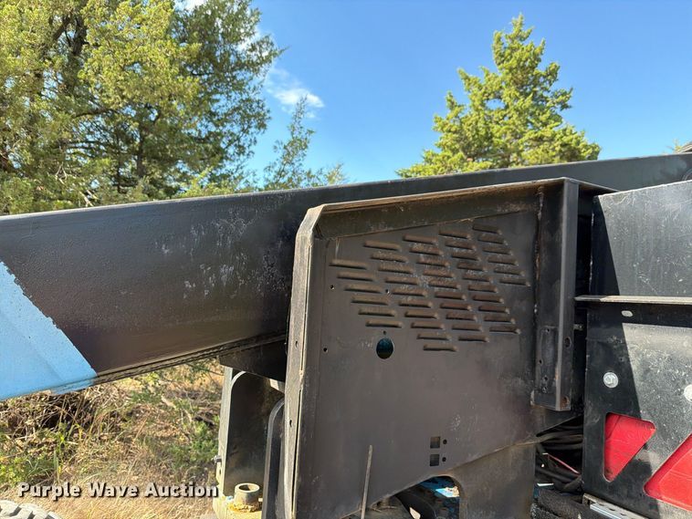 image for item FH6490 1999 Genie S40 boom lift