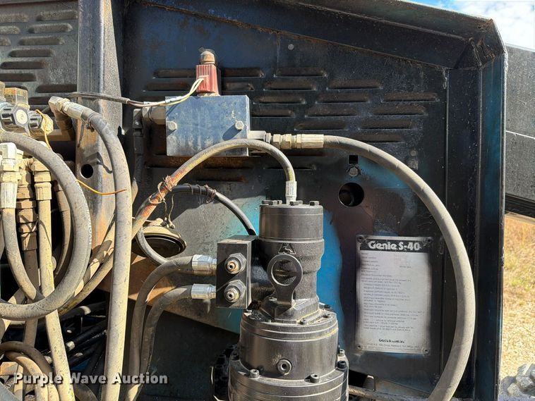image for item FH6490 1999 Genie S40 boom lift