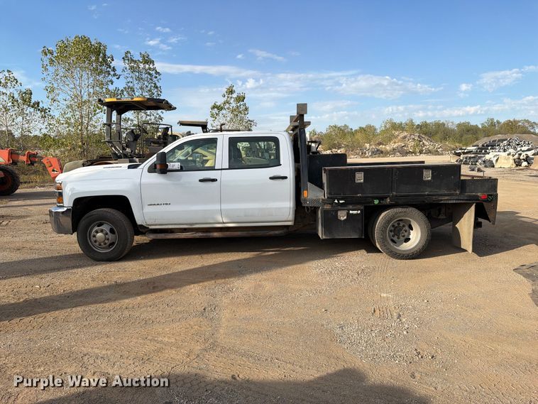 image for item FI0457 2018 Chevrolet Silverado 3500HD Crew Cab flatbed pickup truck