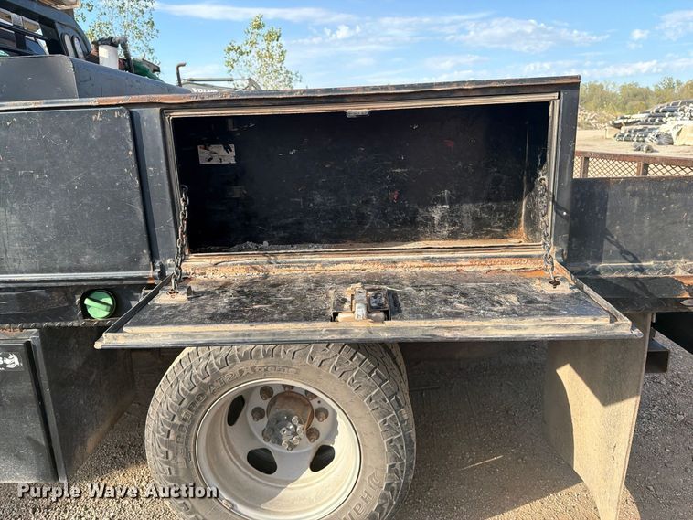image for item FI0457 2018 Chevrolet Silverado 3500HD Crew Cab flatbed pickup truck