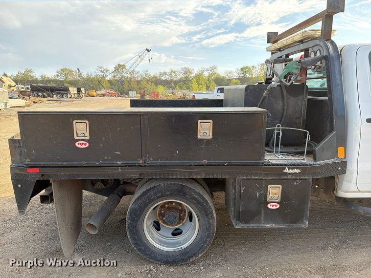 image for item FI0457 2018 Chevrolet Silverado 3500HD Crew Cab flatbed pickup truck