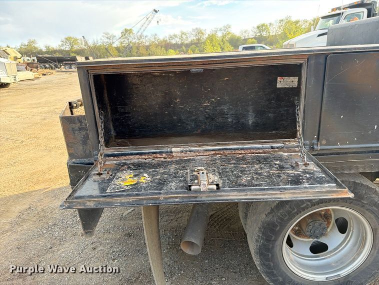 image for item FI0457 2018 Chevrolet Silverado 3500HD Crew Cab flatbed pickup truck