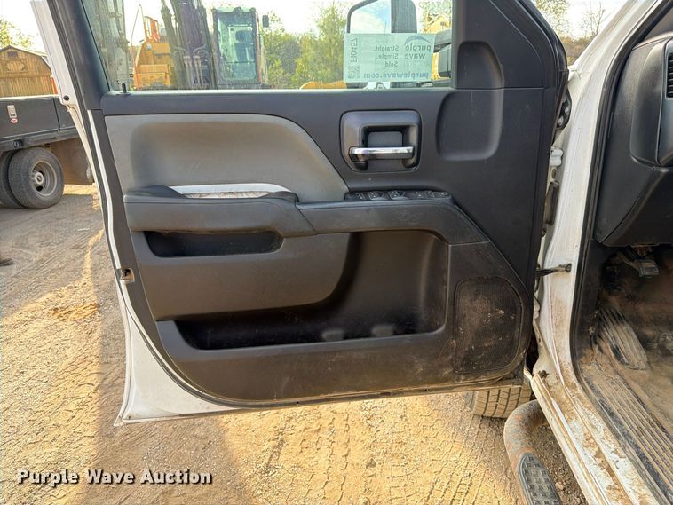 image for item FI0457 2018 Chevrolet Silverado 3500HD Crew Cab flatbed pickup truck