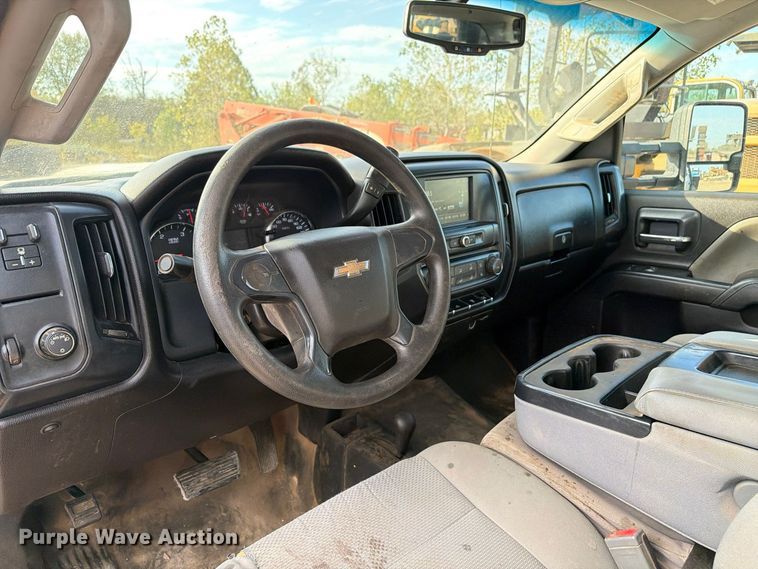 image for item FI0457 2018 Chevrolet Silverado 3500HD Crew Cab flatbed pickup truck