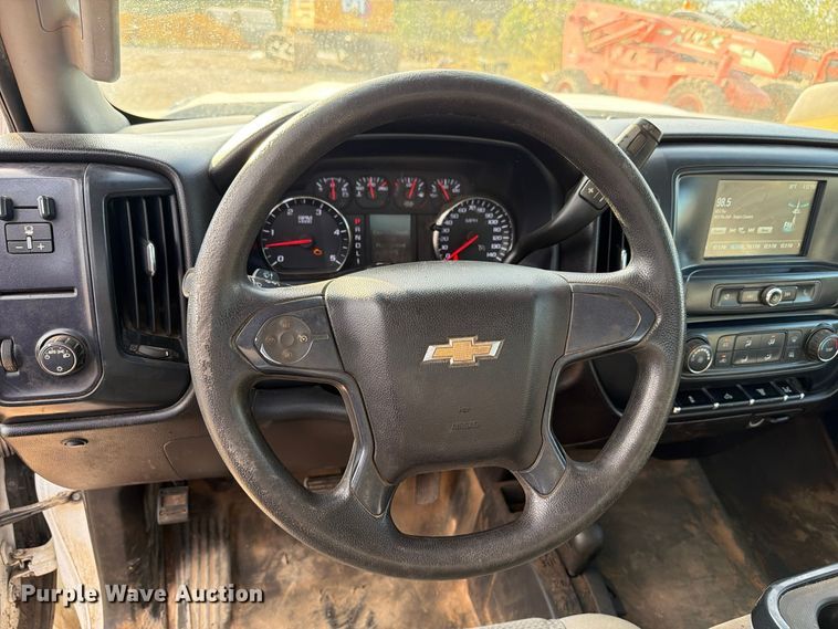 image for item FI0457 2018 Chevrolet Silverado 3500HD Crew Cab flatbed pickup truck