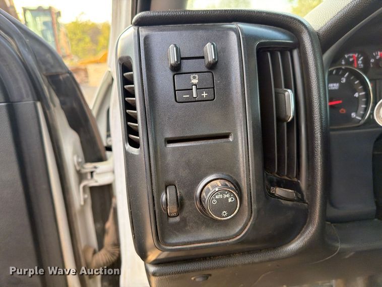 image for item FI0457 2018 Chevrolet Silverado 3500HD Crew Cab flatbed pickup truck