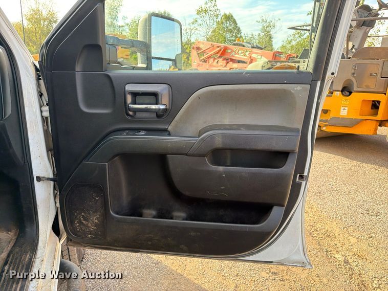 image for item FI0457 2018 Chevrolet Silverado 3500HD Crew Cab flatbed pickup truck