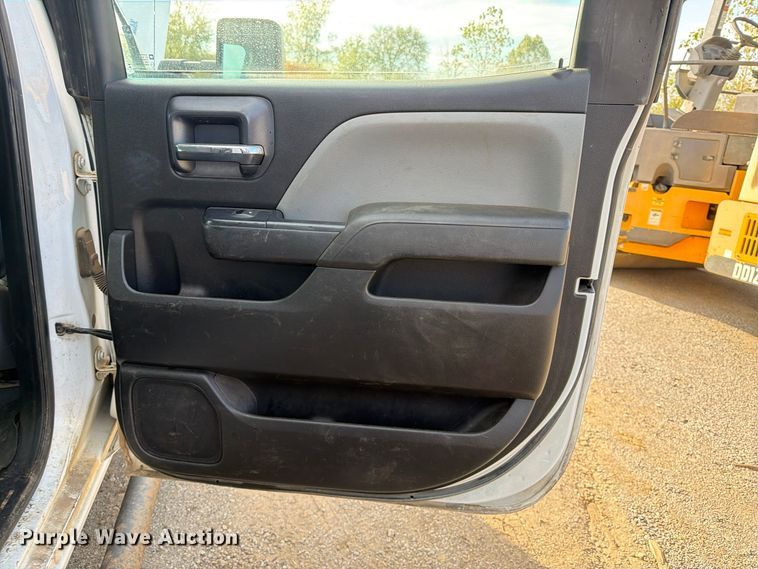 image for item FI0457 2018 Chevrolet Silverado 3500HD Crew Cab flatbed pickup truck